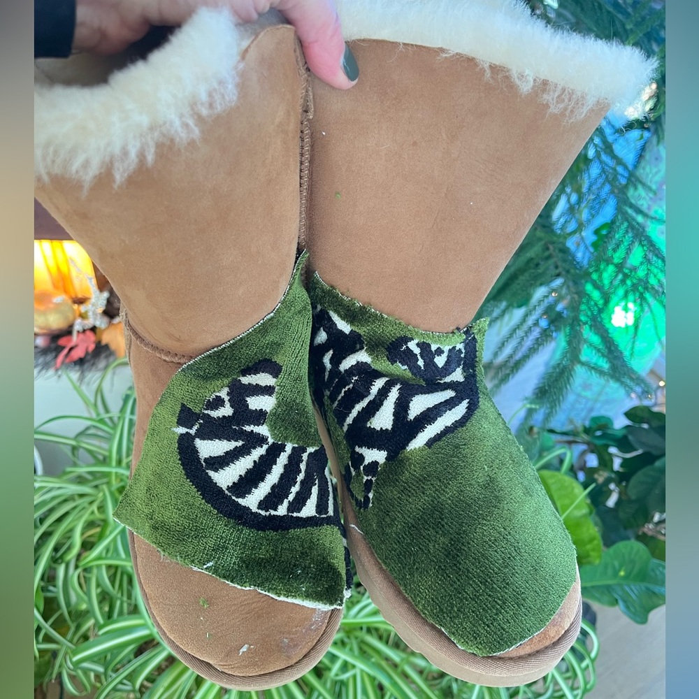 Deal!☘️💚Ugg Tan and Green Shearling Boots Zebra Custom Made Design